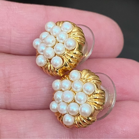 Vintage MONET Signed Faux Pearl Gold-tone Post Earrings - Picture 6 of 13